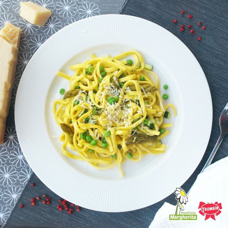 Linguine con asparagi, piselli e zucchine