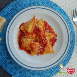 Triangoli Pomodoro e Mozzarella con Sugo al Basilico Margherita