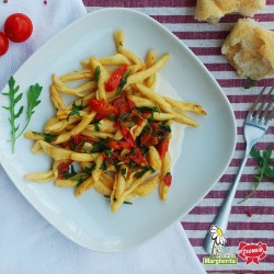 Maccheroni al Ferretto con pomodorini, rucola su salsa formaggio grattugiato