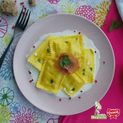 Ravioloni fichi e prosciutto crudo su salsa di formaggio grattugiato