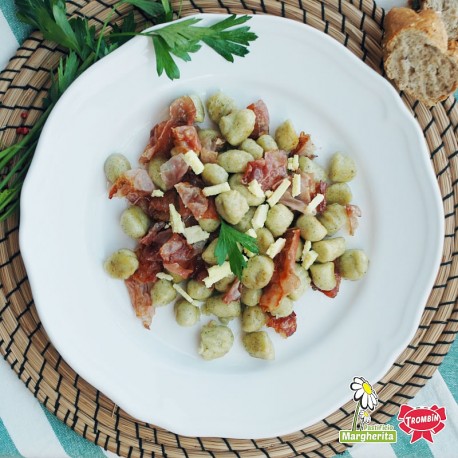 Gnocchi alle ortiche con speck e ricotta affumicata