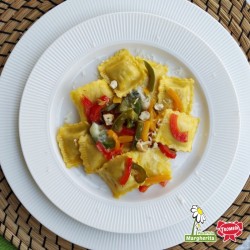 Gnocchis violets avec fondue au fromage, speck et noix